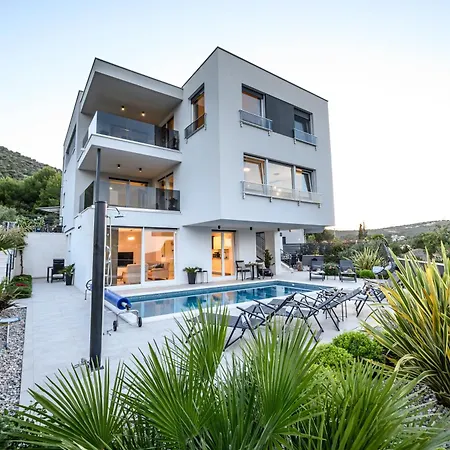 Luxury Barka In With Heated Pool アパート Vinišće