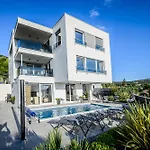 Luxury Barka In With Heated Pool