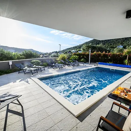 Luxury Barka In With Heated Pool Daire