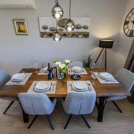 Apartamento Luxury Barka In With Heated Pool