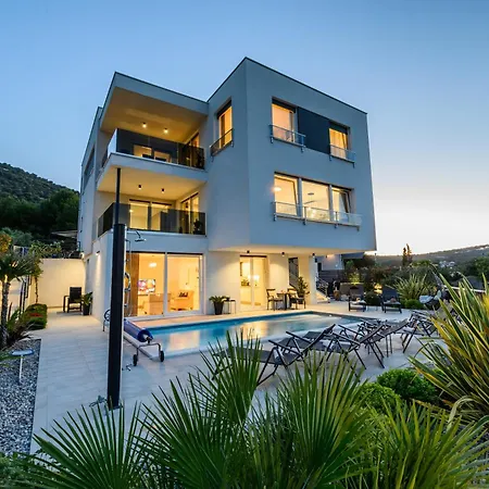 דירה Luxury Barka In With Heated Pool