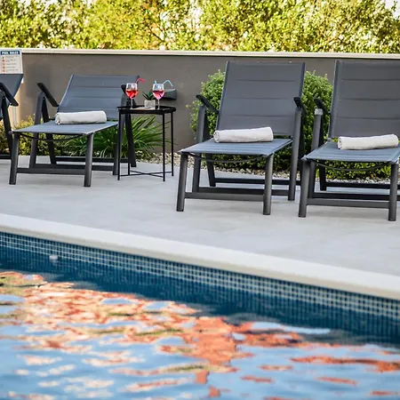 Apartamento Luxury Barka In With Heated Pool